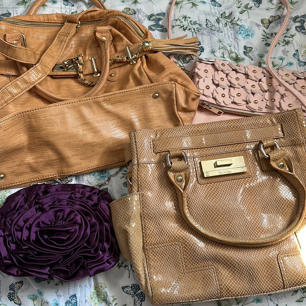 Bundle of 4 bags available in discounted price 100 dollars